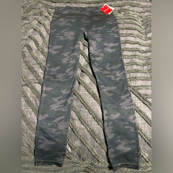 Spanx Look at Me Now Camo Leggings NWOT SZ medium - Picture 1 of 2